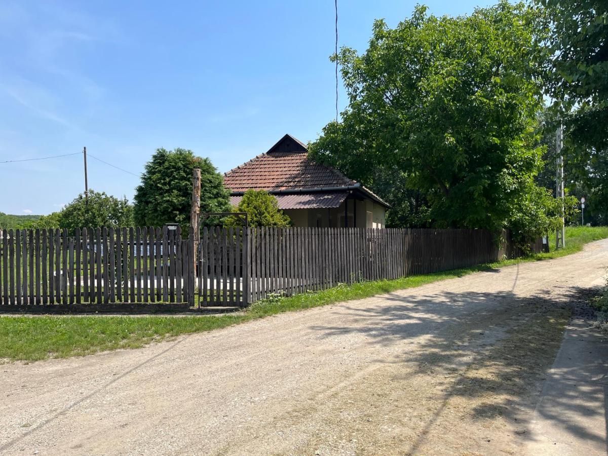 Tiszavirag Apartman Tiszakeszi Buitenkant foto