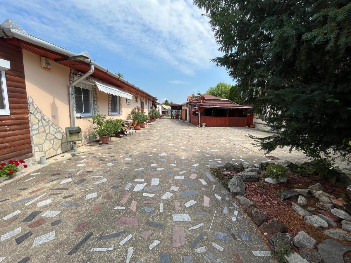 Tiszavirag Apartman Tiszakeszi Buitenkant foto