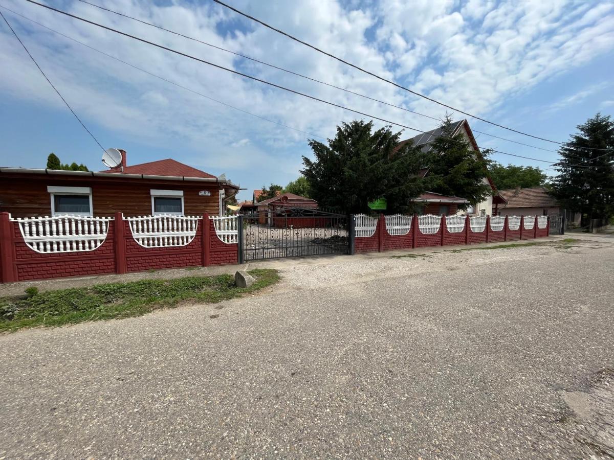Tiszavirag Apartman Tiszakeszi Buitenkant foto